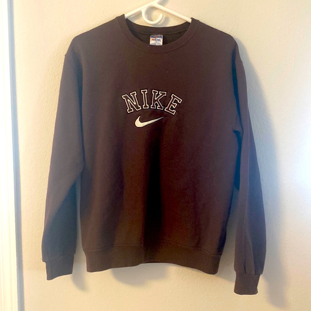 Brown Nike crewneck, super cozy, vintage, lightweight.